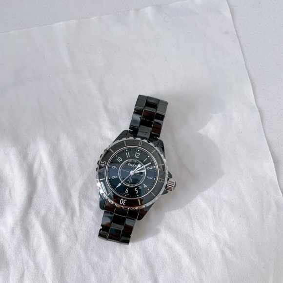 UPDATED PICTURES :) 98% NEW CHANEL J12 BLACK WATCH - Picture 4 of 10